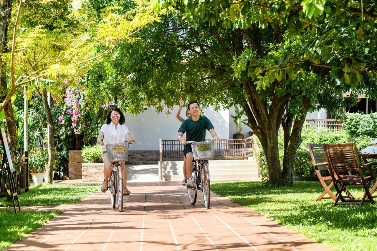 Rivertown Hoi An Resort & Spa Kültér fotó Students on bicycles