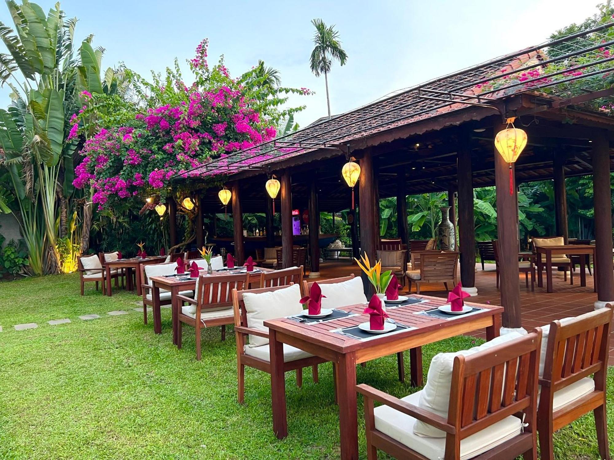 Rivertown Hoi An Resort & Spa Kültér fotó The restaurant at the resort