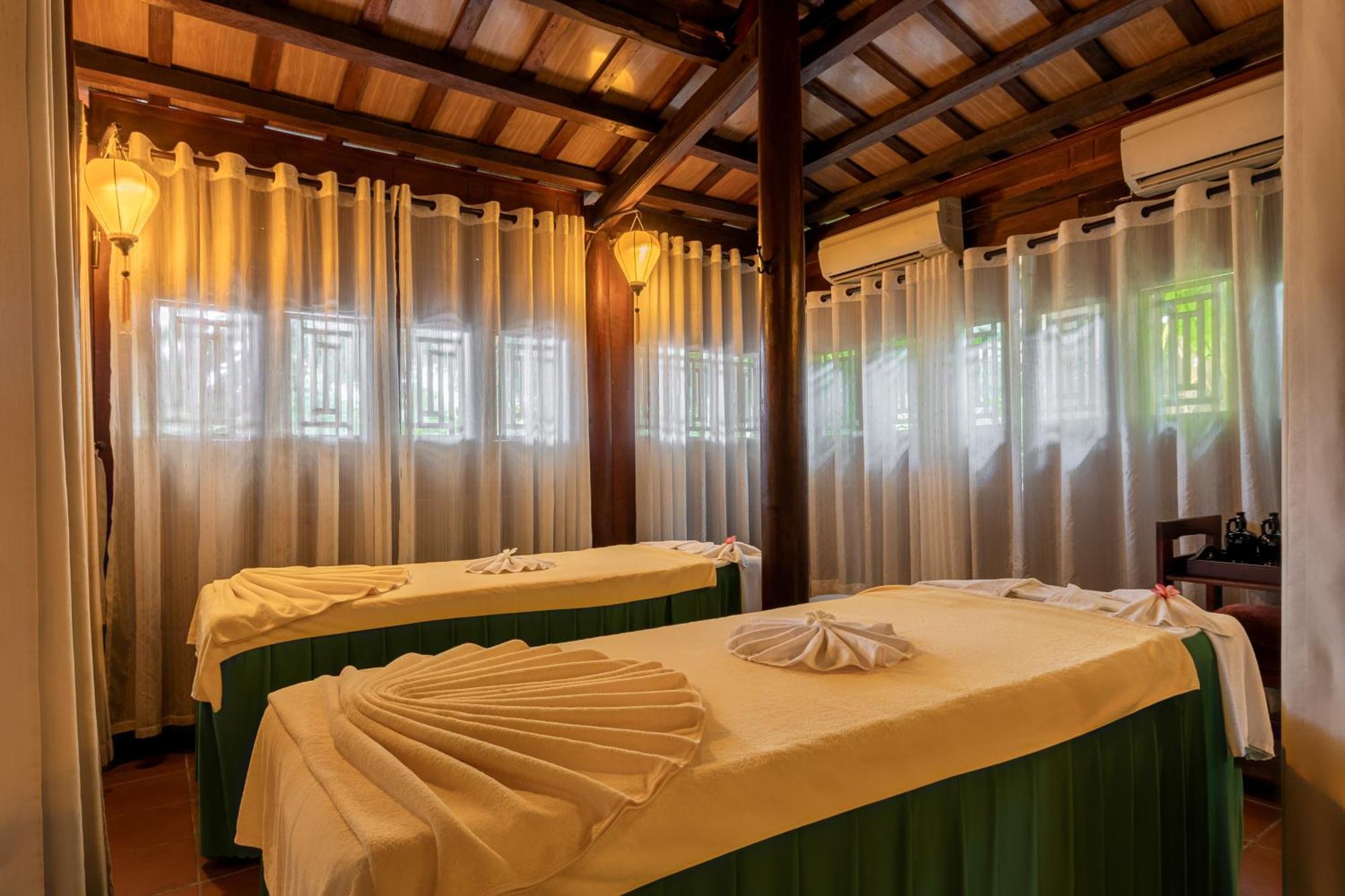 Rivertown Hoi An Resort & Spa Kültér fotó A massage room at a spa in Vietnam