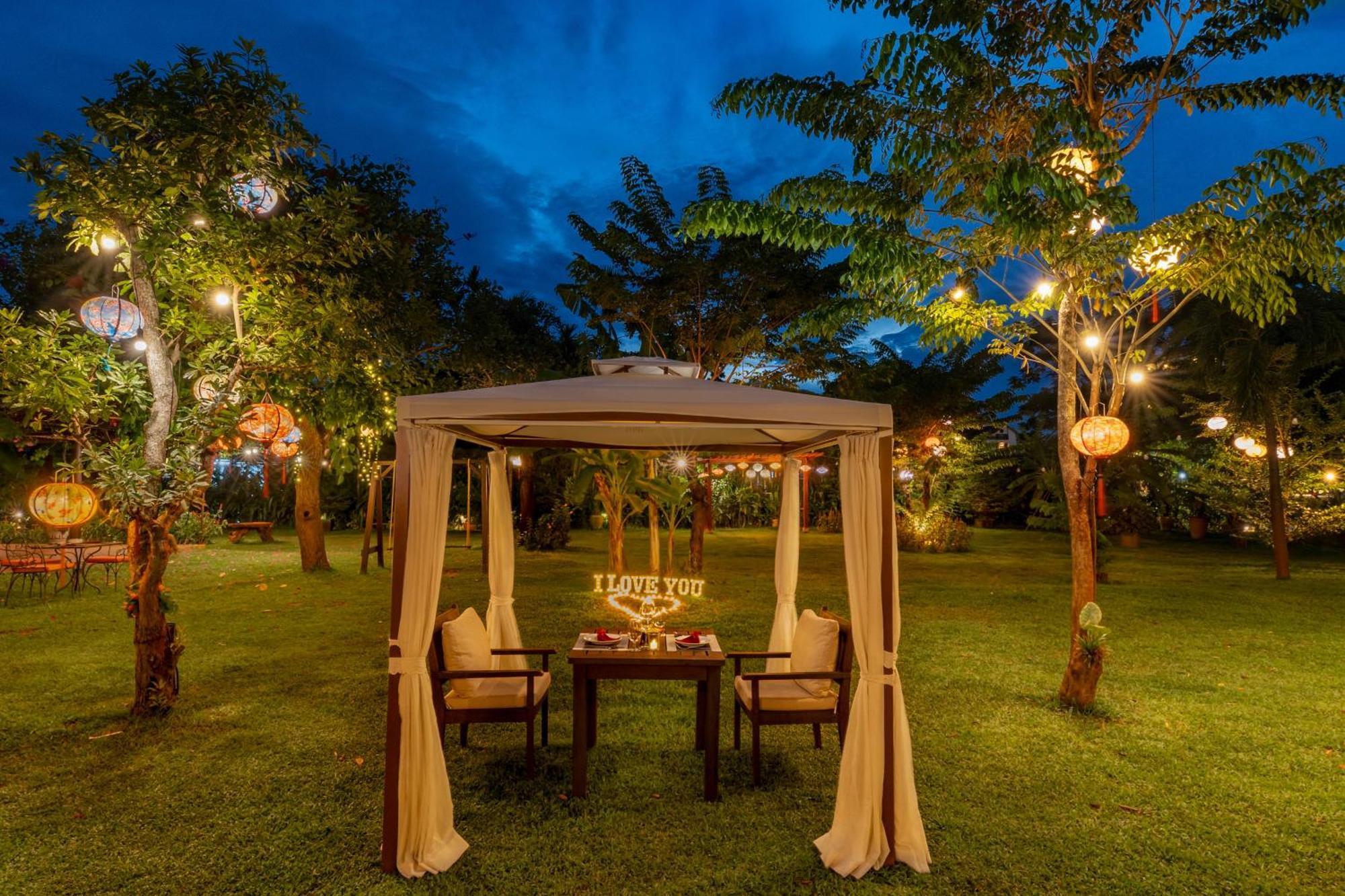 Rivertown Hoi An Resort & Spa Kültér fotó The Garden at The Royal