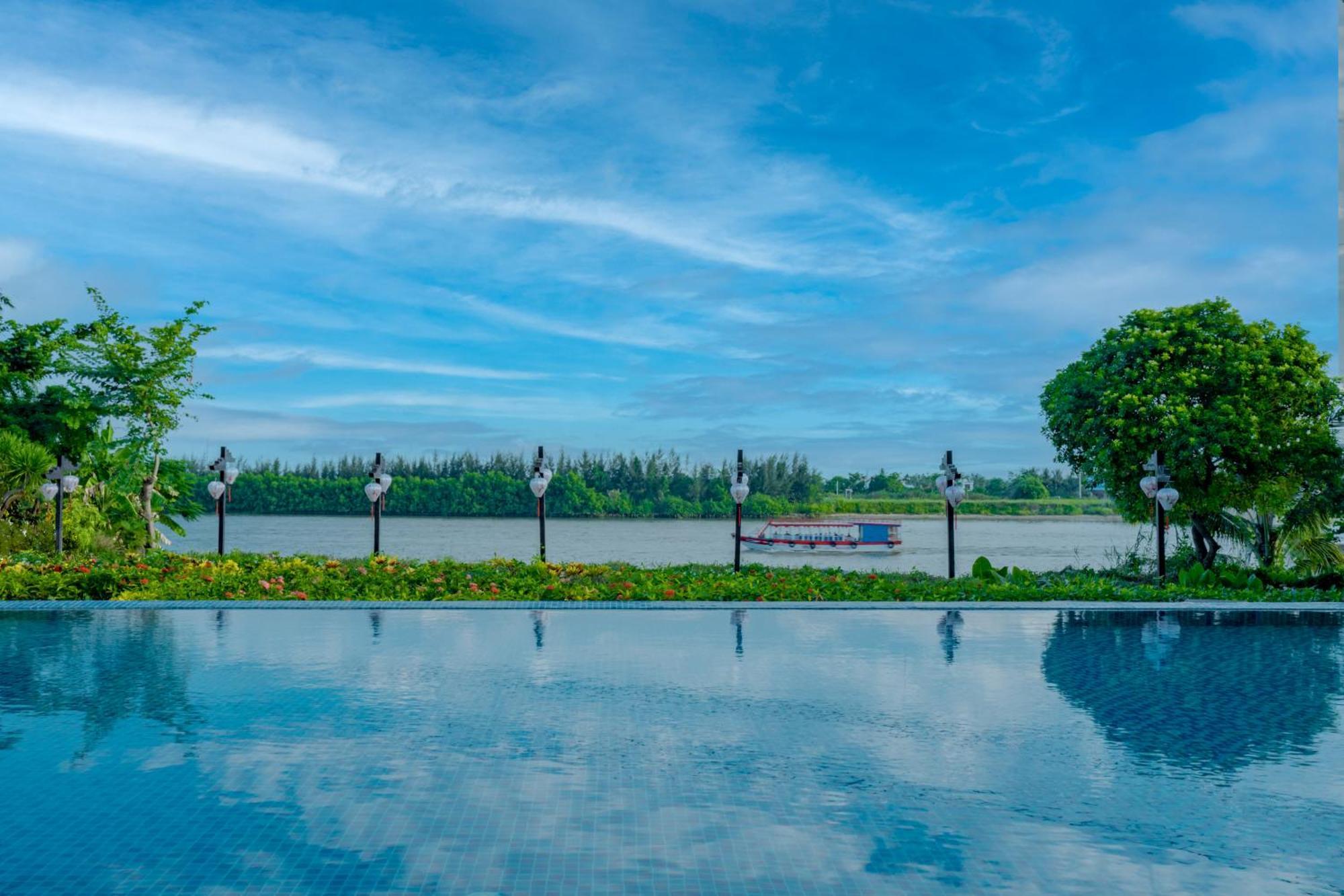 Rivertown Hoi An Resort & Spa Kültér fotó View of the Chao Phraya River from the Royal River Hotel