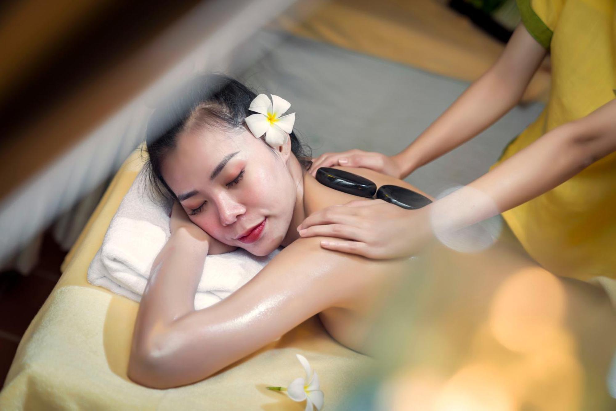 Rivertown Hoi An Resort & Spa Kültér fotó Hot stone massage