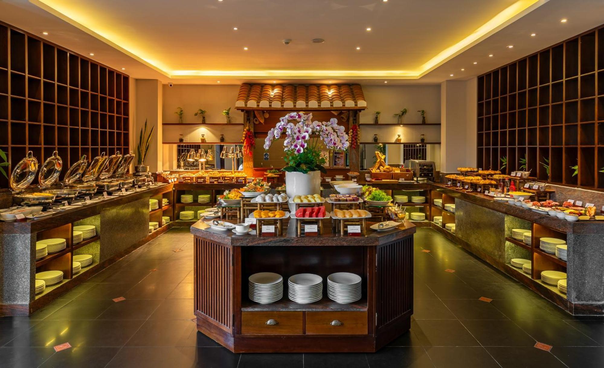 Rivertown Hoi An Resort & Spa Kültér fotó The buffet at the restaurant