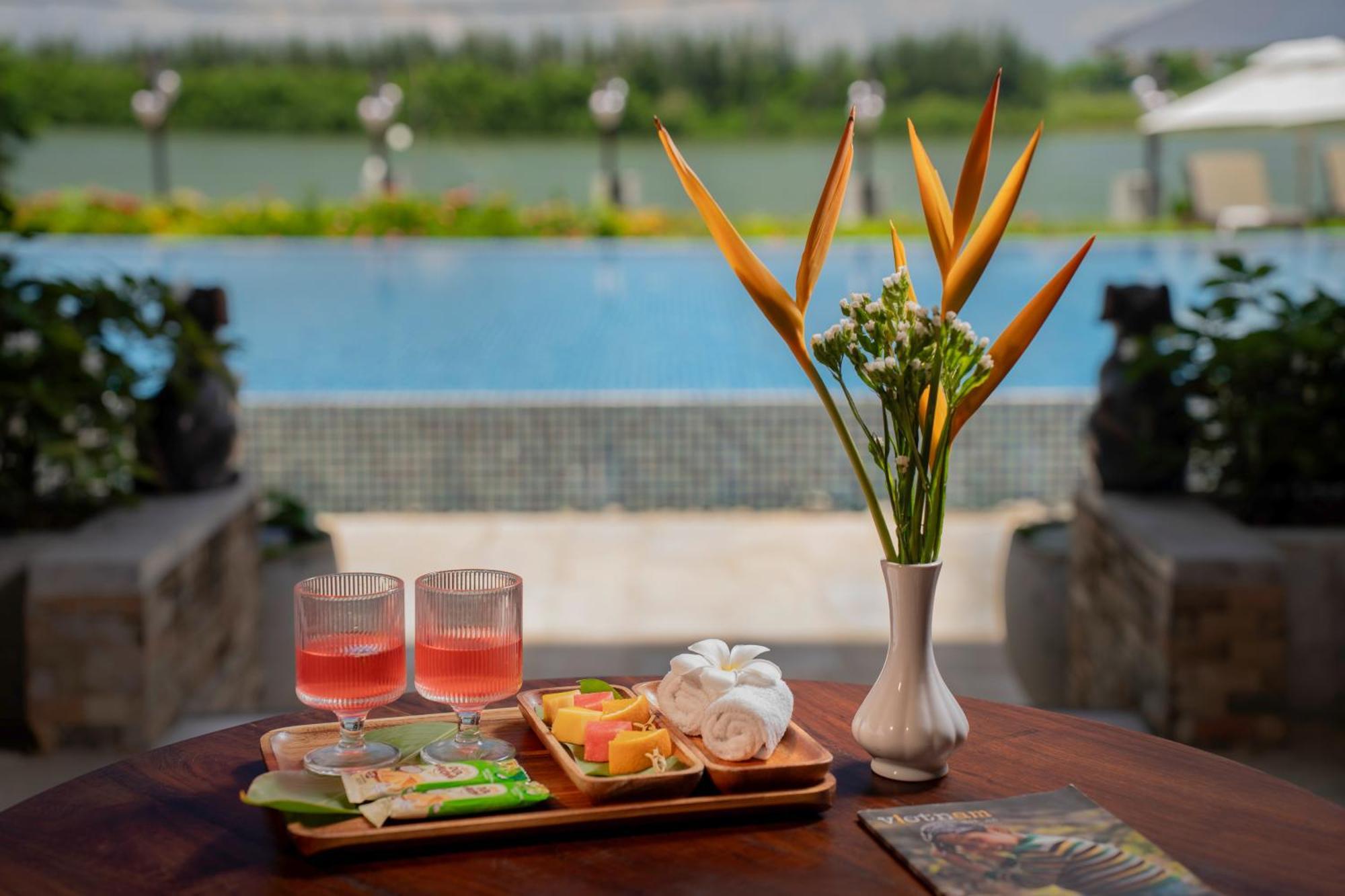 Rivertown Hoi An Resort & Spa Kültér fotó The pool at the hotel