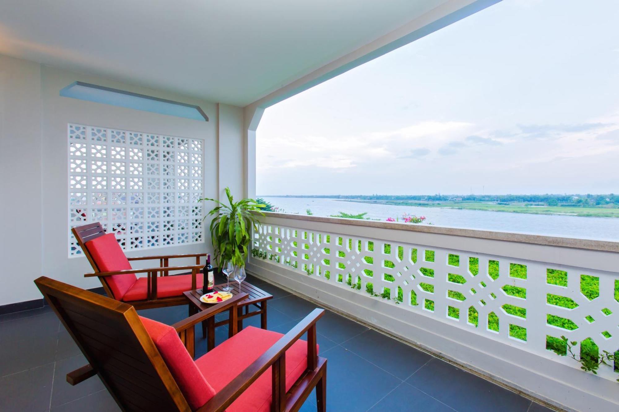 Rivertown Hoi An Resort & Spa Kültér fotó A balcony at the hotel