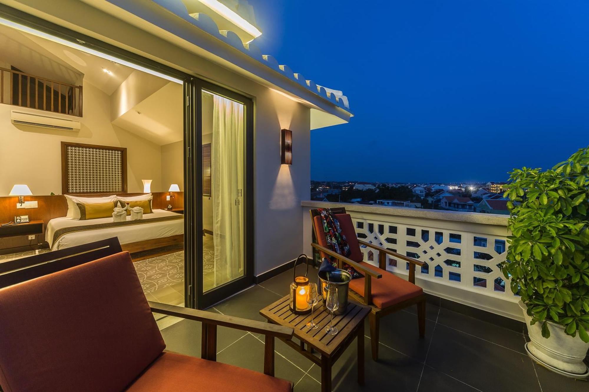Rivertown Hoi An Resort & Spa Kültér fotó A suite at the hotel