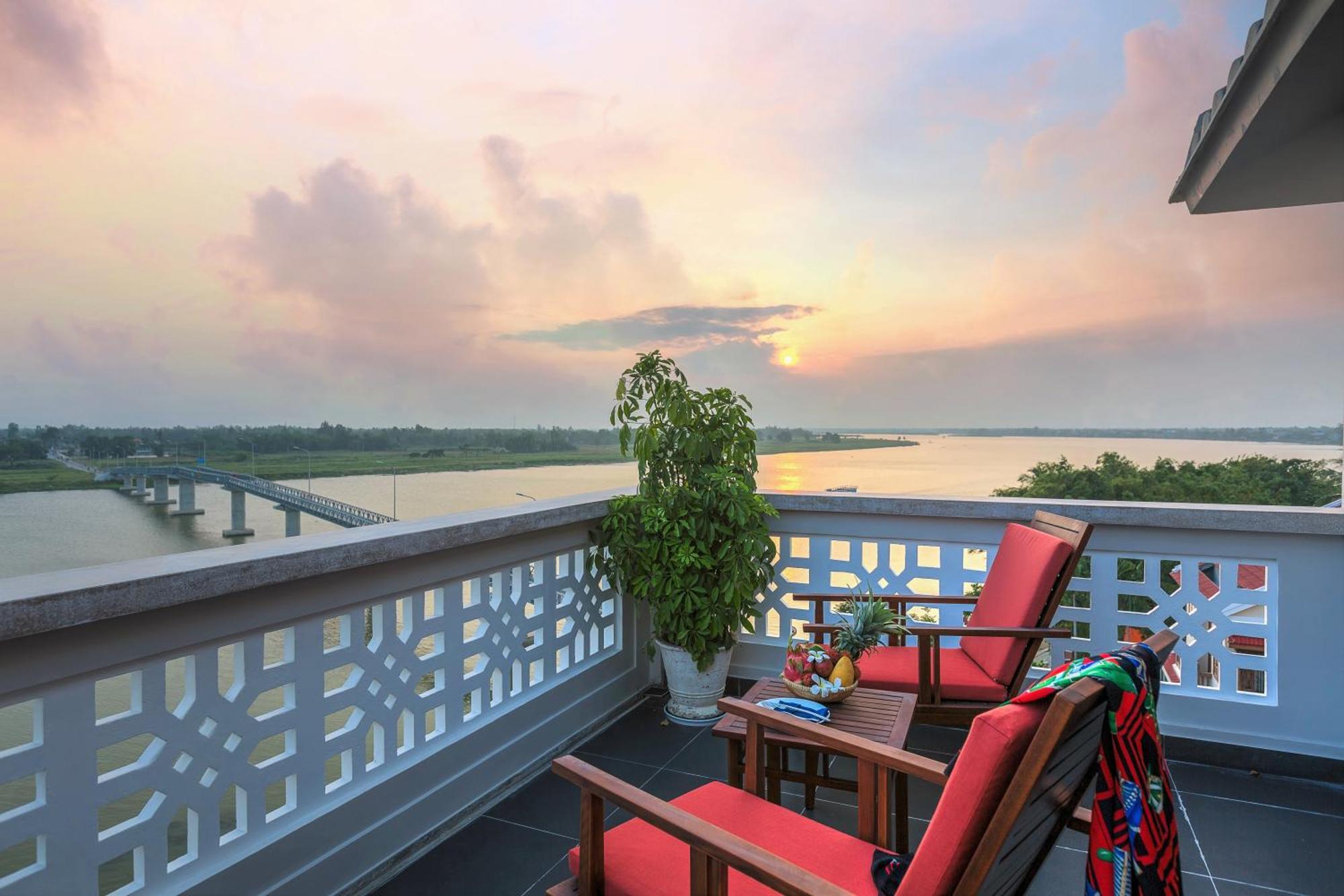 Rivertown Hoi An Resort & Spa Kültér fotó View of the River from the Hotel